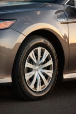 Toyota Camry Hybrid LE 2017 года (NA)